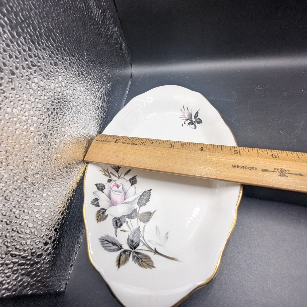 Vintage Royal Albert Queen's Messenger White and Pink Floral Serveware Set. - Picture 11 of 14